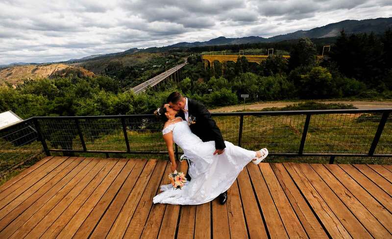 Novios se besan en Mirador del Viaducto Malleco