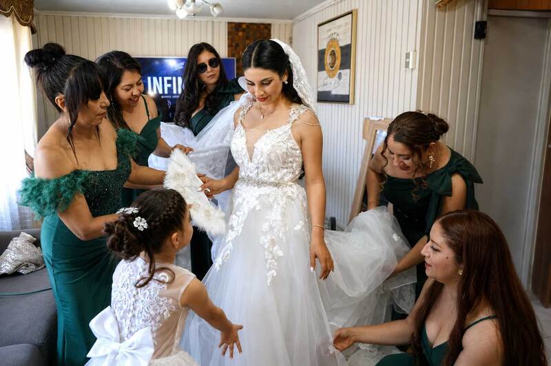 La novia se prepara junto a sus damas de honor antes de la ceremonia de matrimonio.