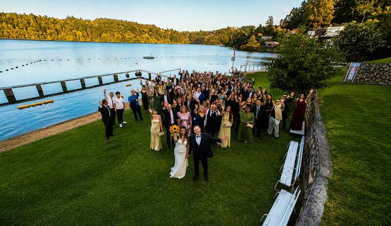 Fotografía aérea o panorámica de todos los invitados reunidos celebrando una boda. MatriDron