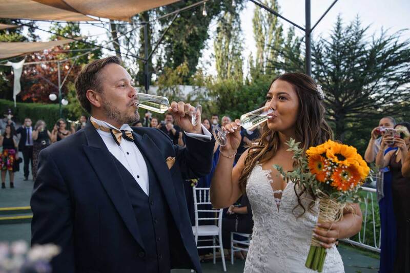 Novios brindando con invitados durante la recepción de su boda en Chile.